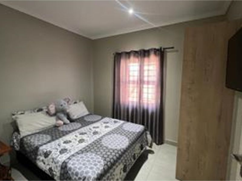 "Idyllic Lifestyle Retreat: Modern 4-Bed Home Lion Pride Lifestyle" - Photo 10