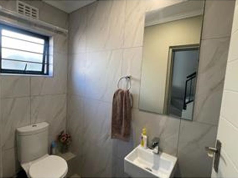 "Idyllic Lifestyle Retreat: Modern 4-Bed Home Lion Pride Lifestyle" - Photo 9