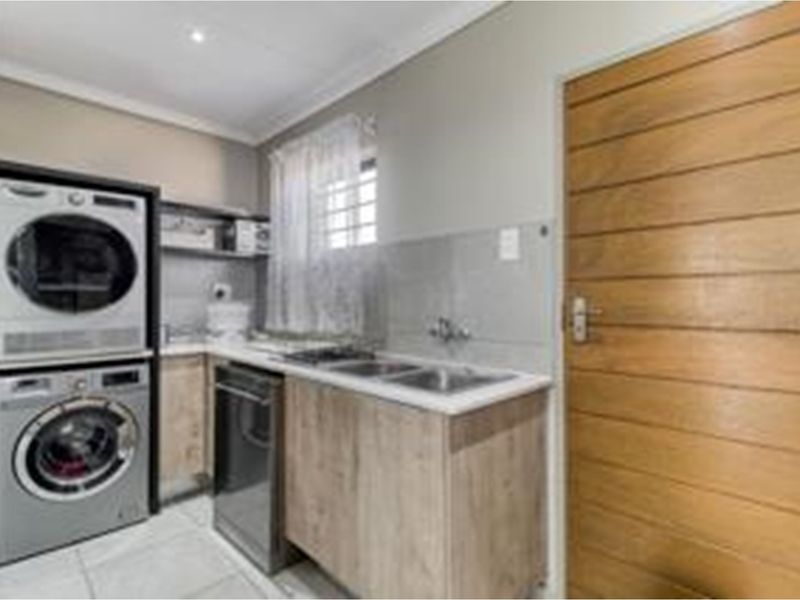 "Idyllic Lifestyle Retreat: Modern 4-Bed Home Lion Pride Lifestyle" - Photo 6