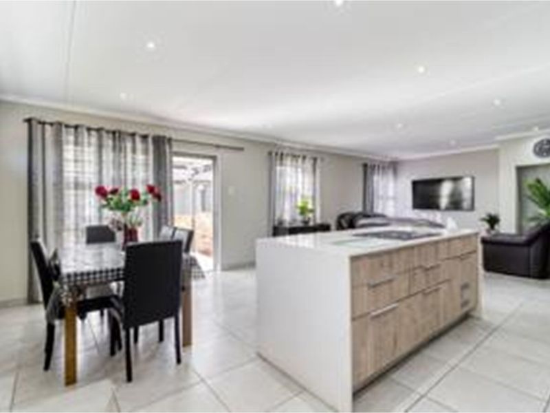 "Idyllic Lifestyle Retreat: Modern 4-Bed Home Lion Pride Lifestyle" - Photo 4