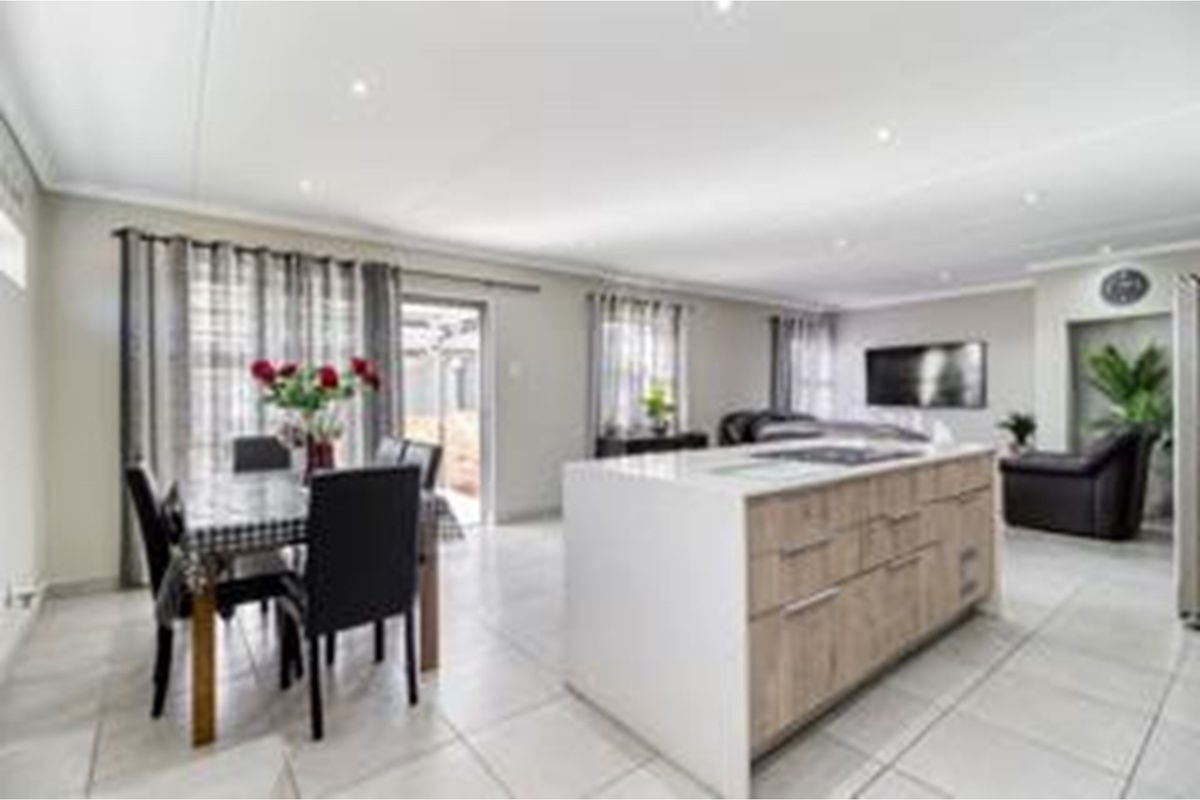 "Idyllic Lifestyle Retreat: Modern 4-Bed Home Lion Pride Lifestyle" - Photo 4