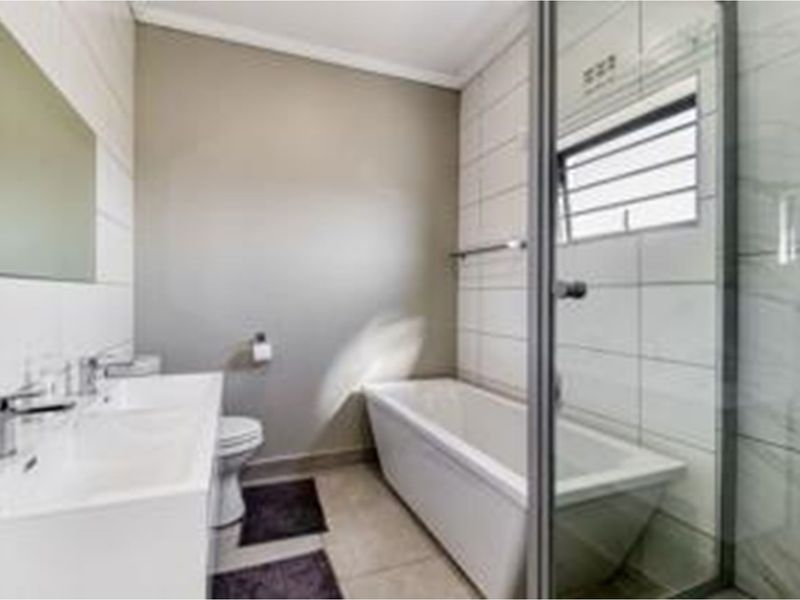 "Idyllic Lifestyle Retreat: Modern 4-Bed Home Lion Pride Lifestyle" - Photo 7