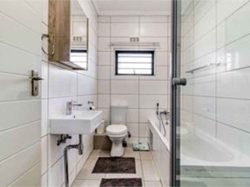 "Idyllic Lifestyle Retreat: Modern 4-Bed Home Lion Pride Lifestyle" - Photo 3