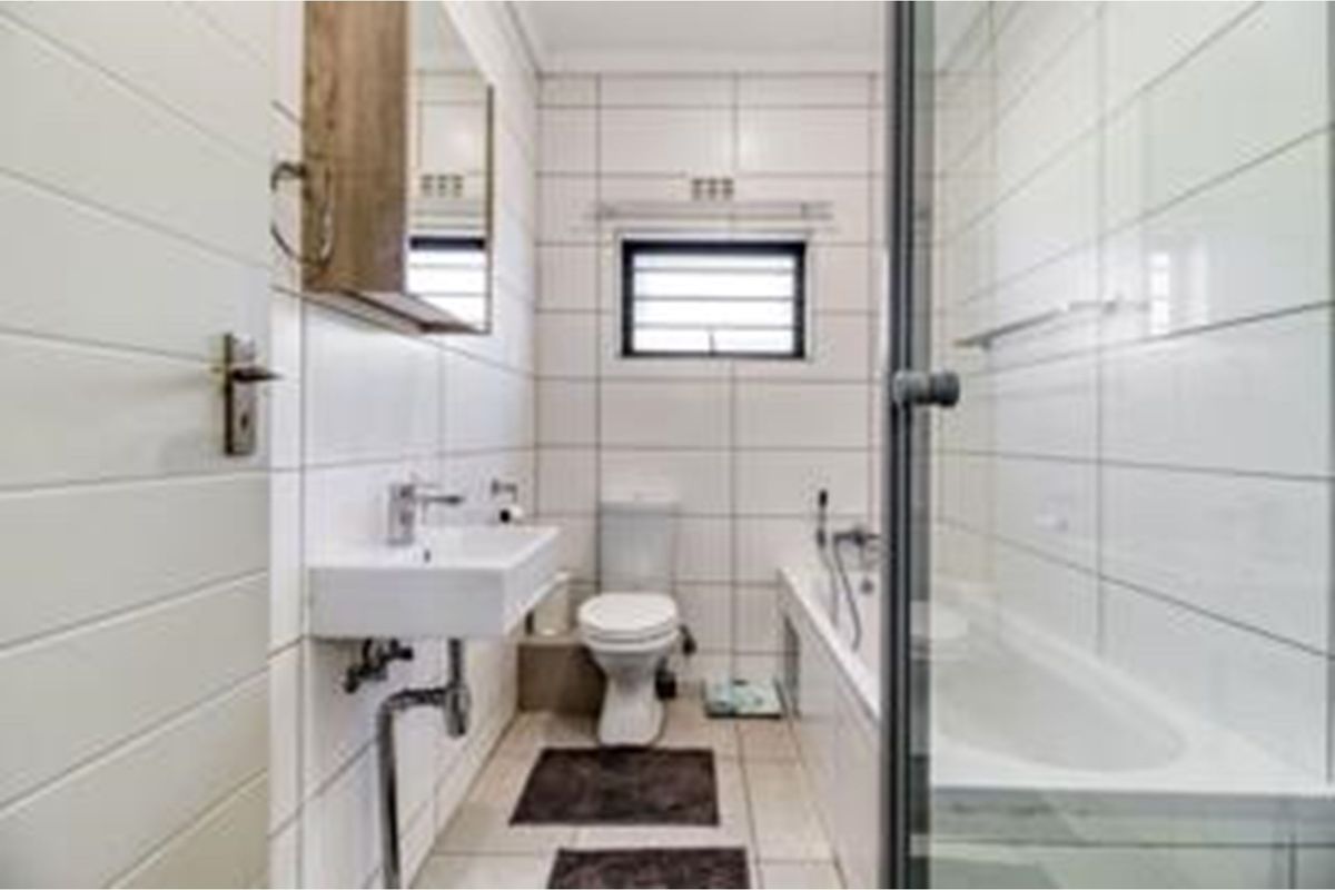 "Idyllic Lifestyle Retreat: Modern 4-Bed Home Lion Pride Lifestyle" - Photo 3