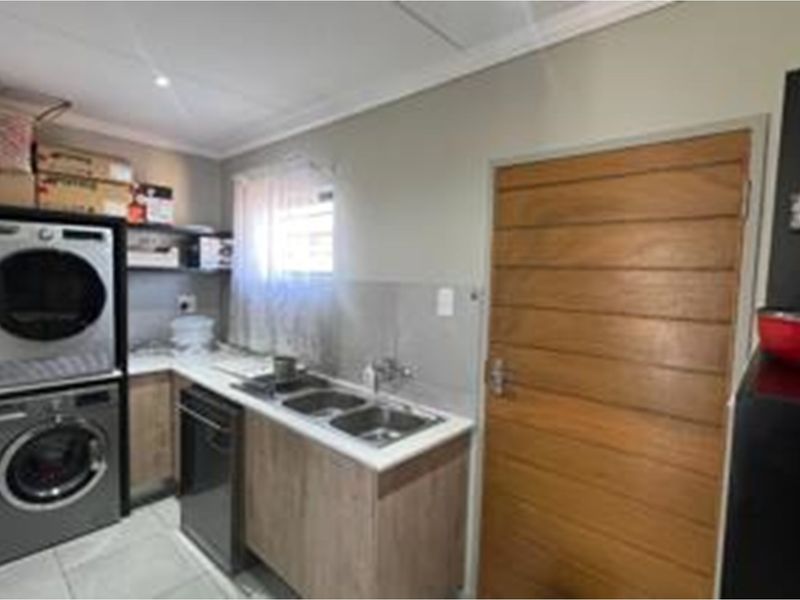 "Idyllic Lifestyle Retreat: Modern 4-Bed Home Lion Pride Lifestyle" - Photo 2