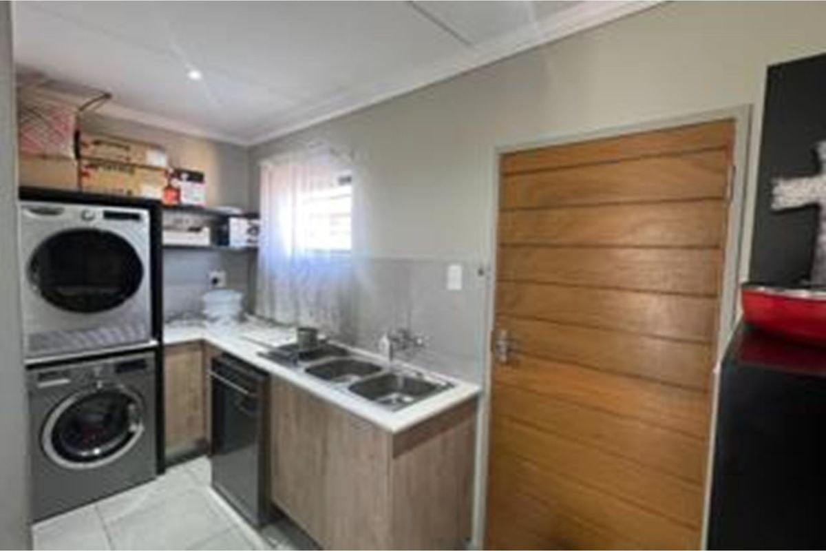 "Idyllic Lifestyle Retreat: Modern 4-Bed Home Lion Pride Lifestyle" - Photo 2