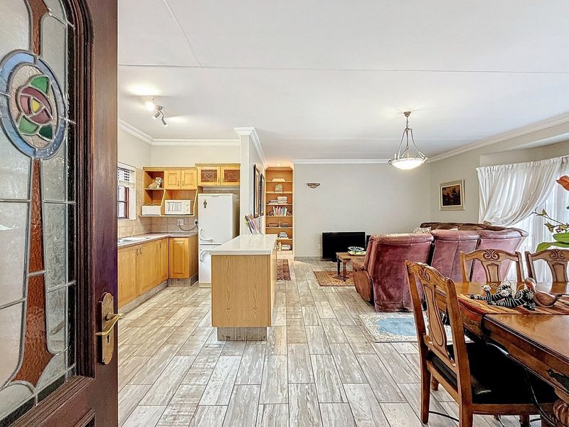 6-Bedroom Mooikloof Equestrian Home with Flatlet, Solar, Borehole and Pool - Photo 5