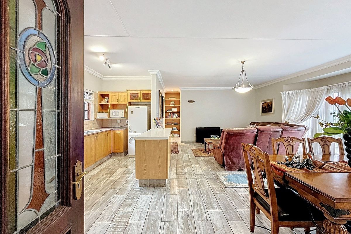 6-Bedroom Mooikloof Equestrian Home with Flatlet, Solar, Borehole and Pool - Photo 5