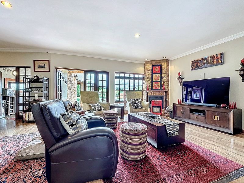 6-Bedroom Mooikloof Equestrian Home with Flatlet, Solar, Borehole and Pool - Photo 9