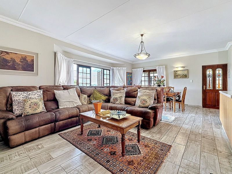 6-Bedroom Mooikloof Equestrian Home with Flatlet, Solar, Borehole and Pool - Photo 8