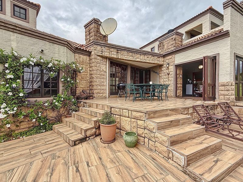 6-Bedroom Mooikloof Equestrian Home with Flatlet, Solar, Borehole and Pool - Photo 2