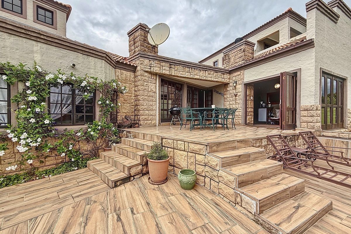 6-Bedroom Mooikloof Equestrian Home with Flatlet, Solar, Borehole and Pool - Photo 2