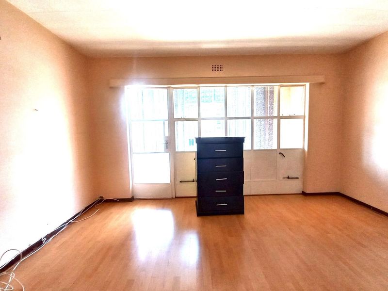 2-Bedroom Duplex in Prime Bedford Gardens Location - Photo 6