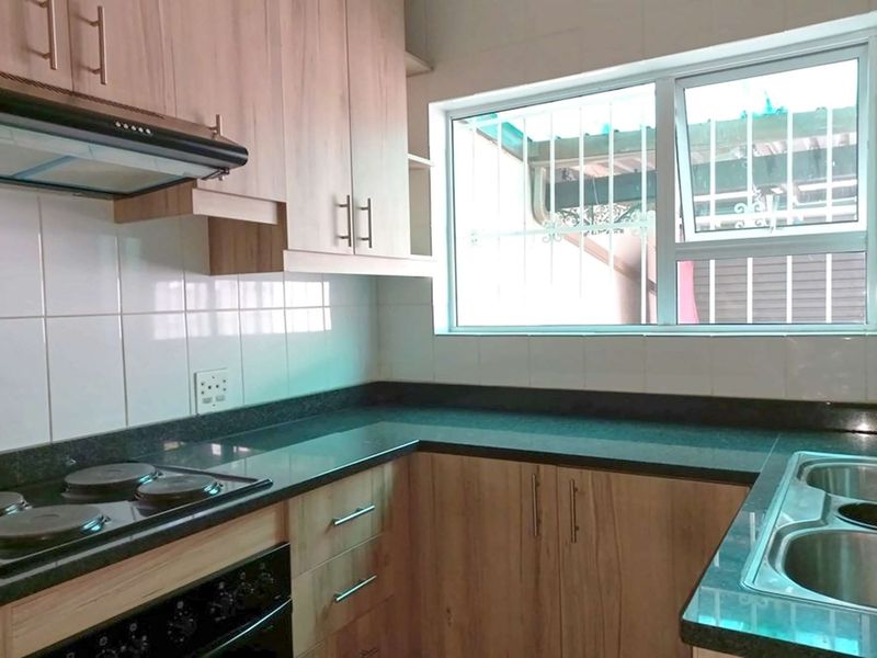 2-Bedroom Duplex in Prime Bedford Gardens Location - Photo 3