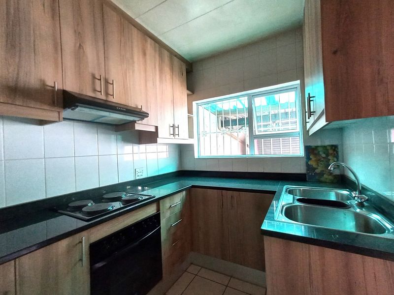 2-Bedroom Duplex in Prime Bedford Gardens Location - Photo 4