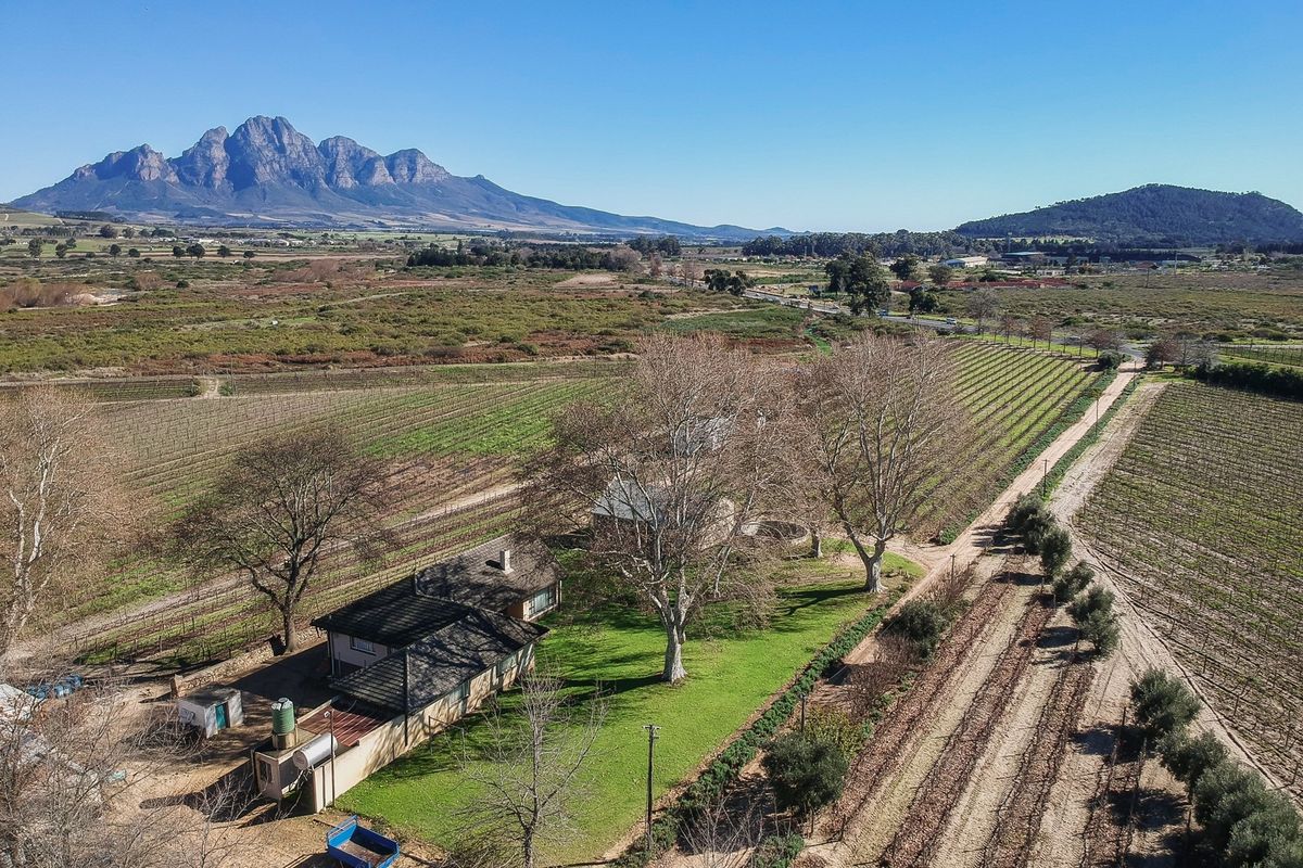 Prime Location With Exceptional Views “Franschhoek Valley” - Photo 2