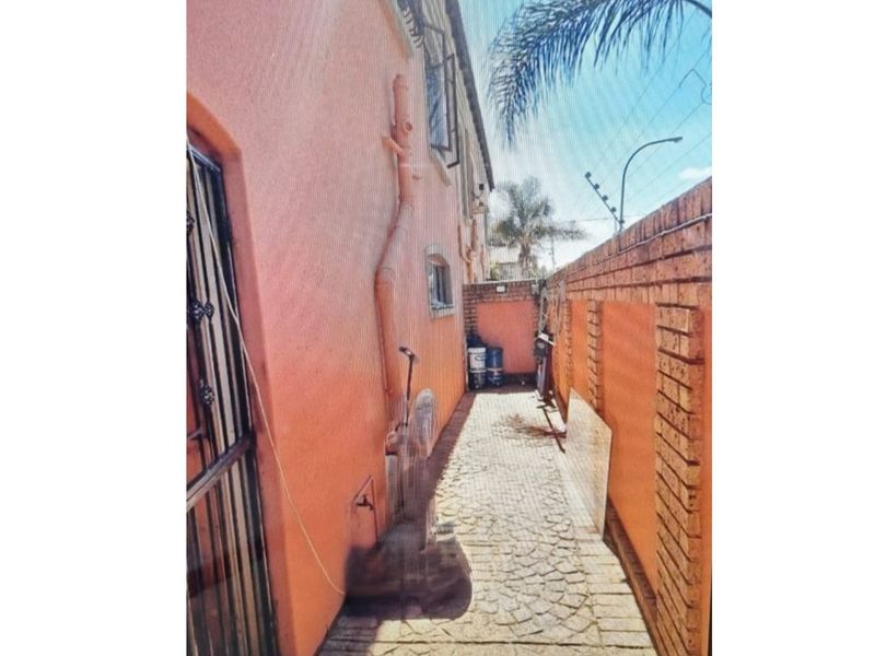 Modern Townhouse in Dal Fouche: Prime Investment - Photo 6