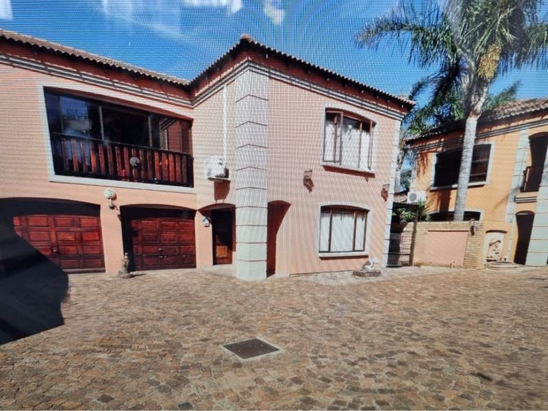Modern Townhouse in Dal Fouche: Prime Investment - Photo 4