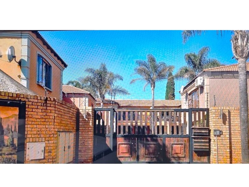 Modern Townhouse in Dal Fouche: Prime Investment - Photo 3