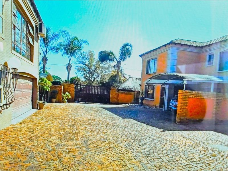 Modern Townhouse in Dal Fouche: Prime Investment - Photo 5