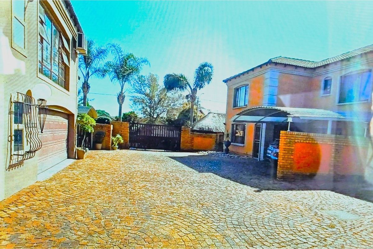 Modern Townhouse in Dal Fouche: Prime Investment - Photo 5