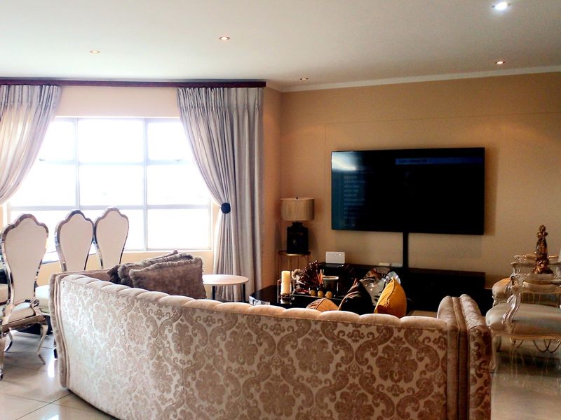 Luxury 2-Bed, 2-Bath in Sandton Central - Photo 8