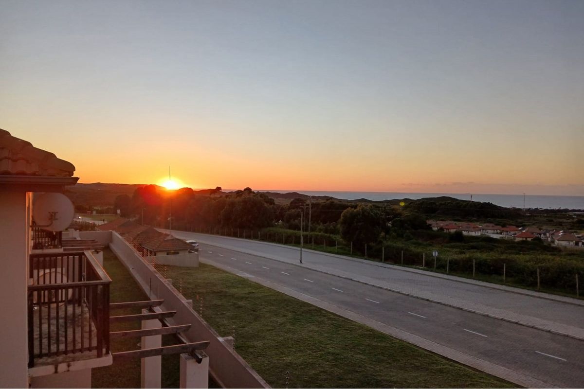 Modern 2-Bedroom Apartment in Tranquil Kidds Beach - Photo 2