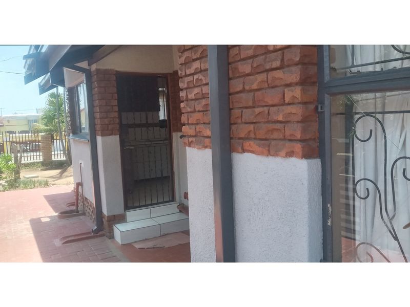 BEAUTIFUL PROPERTY FOR SALE SESHEGO ZONE D - Photo 4