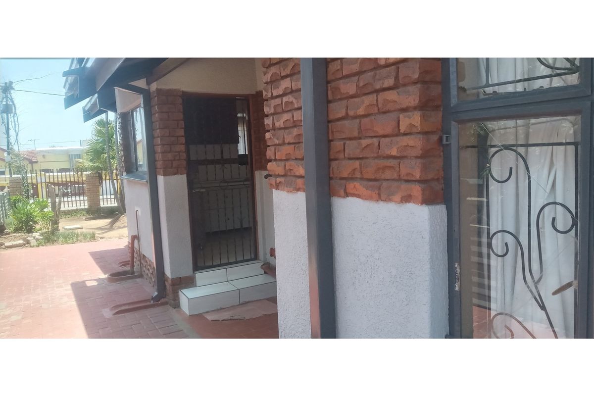 BEAUTIFUL PROPERTY FOR SALE SESHEGO ZONE D - Photo 4