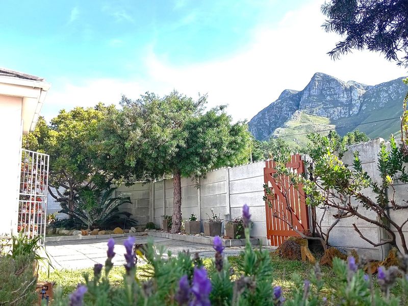 An Exceptional Coastal Residence in Kleinmond - Photo 1