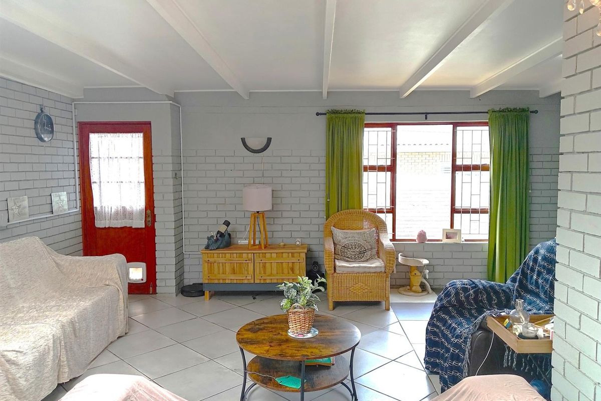 An Exceptional Coastal Residence in Kleinmond - Photo 2