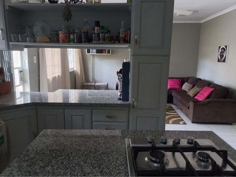 Chic 2-Bed Flat in Prime White River Location - Photo 6