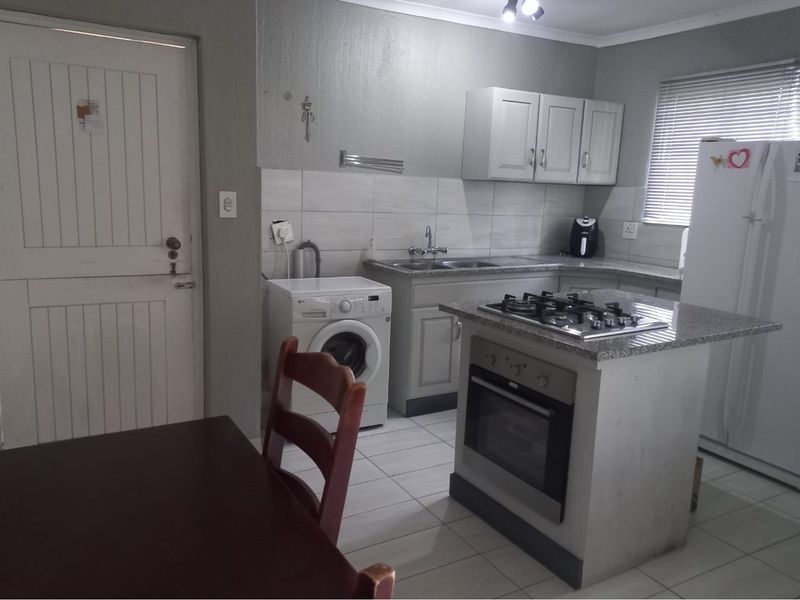 Chic 2-Bed Flat in Prime White River Location - Photo 2