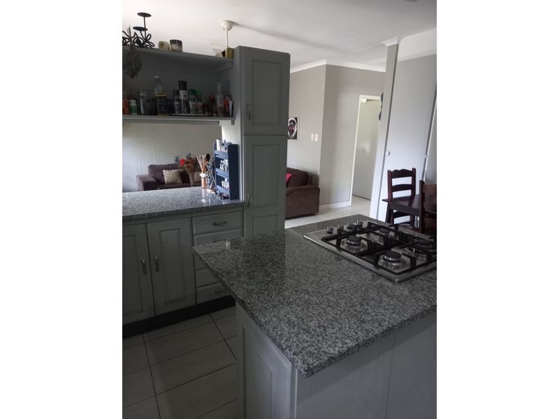 Chic 2-Bed Flat in Prime White River Location - Photo 5