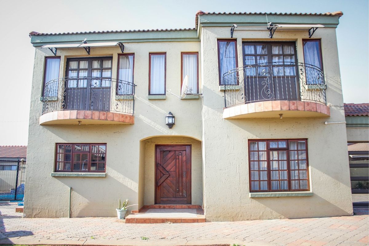 Unlock the Potential: Transform This Spacious Mineralia Gem into Your Dream Home! - Photo 3