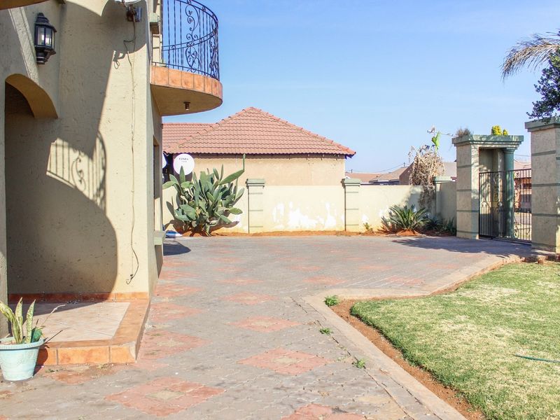 Unlock the Potential: Transform This Spacious Mineralia Gem into Your Dream Home! - Photo 6