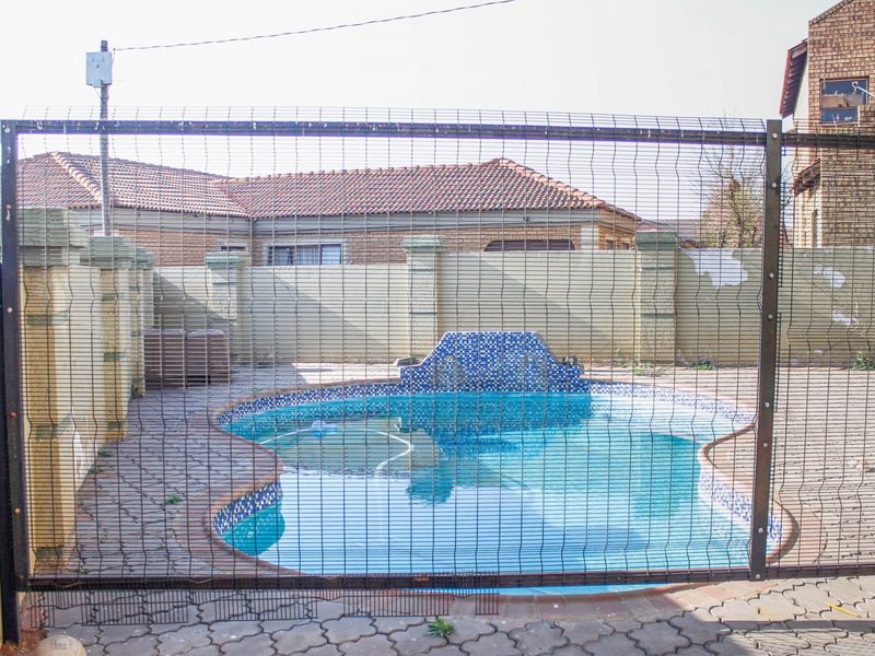 Unlock the Potential: Transform This Spacious Mineralia Gem into Your Dream Home! - Photo 4