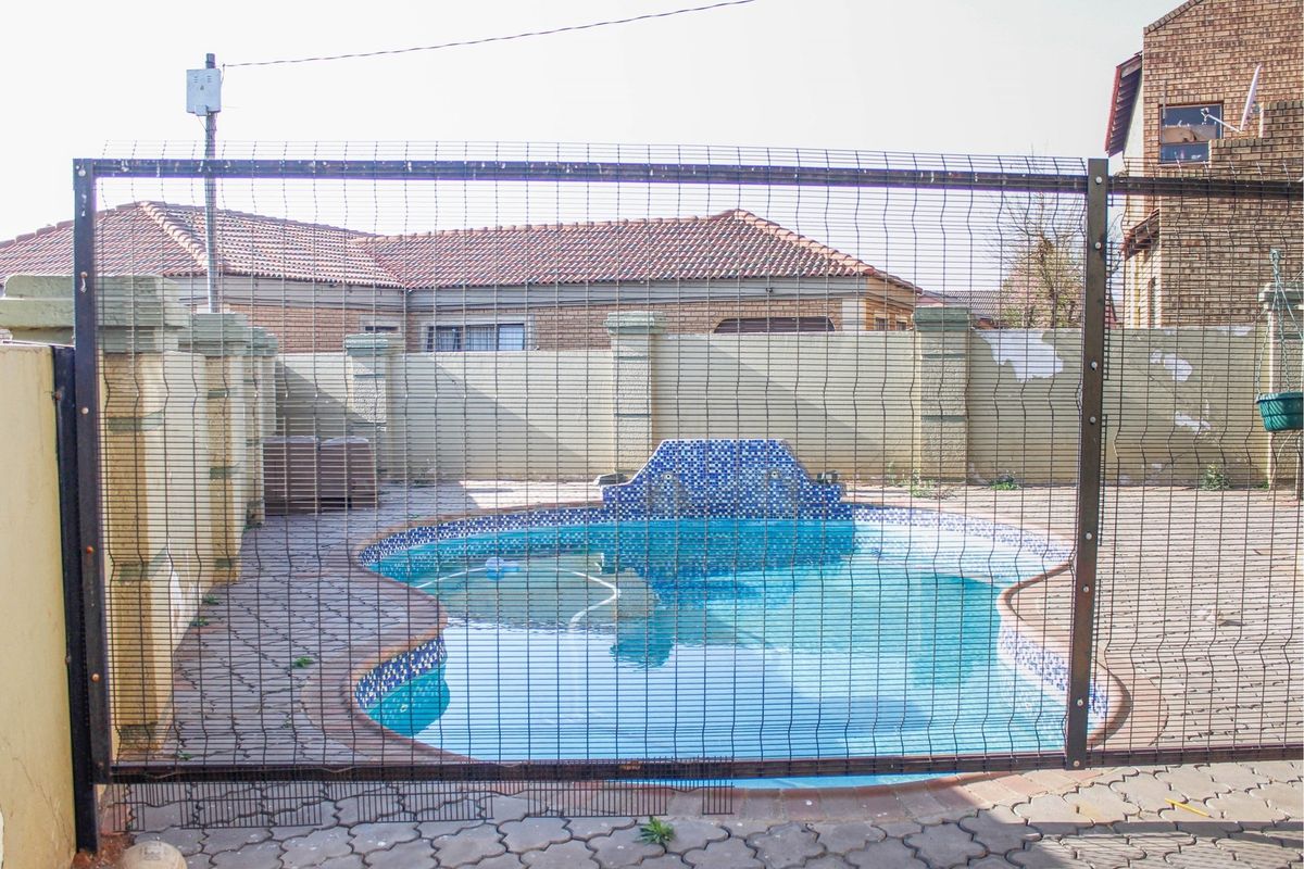 Unlock the Potential: Transform This Spacious Mineralia Gem into Your Dream Home! - Photo 4