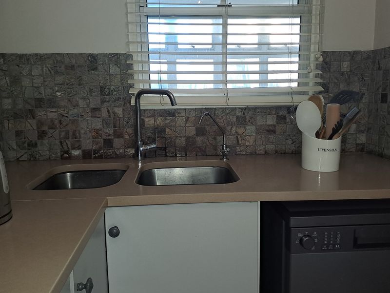 Modern Apartment for sale in Summerstrand - Photo 9