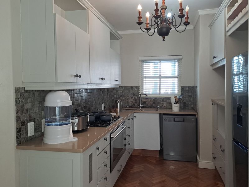 Modern Apartment for sale in Summerstrand - Photo 2