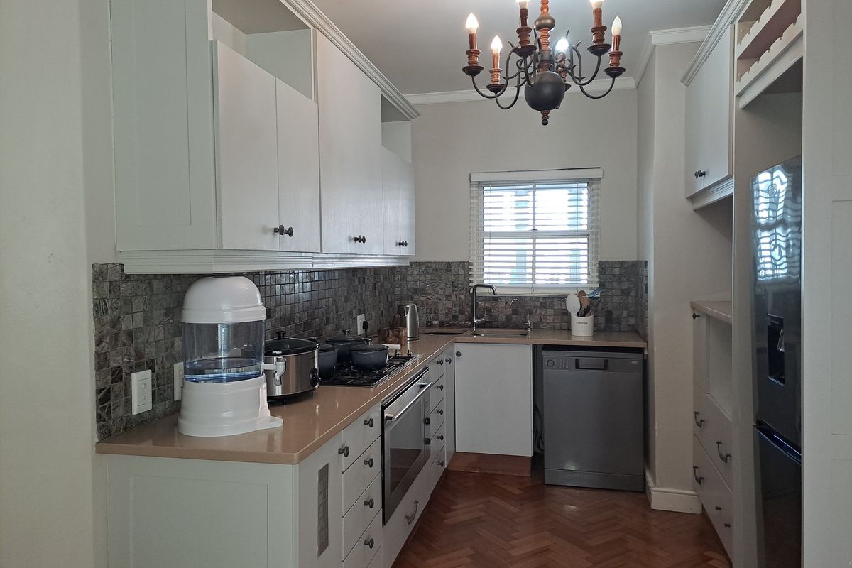 Modern Apartment for sale in Summerstrand - Photo 2