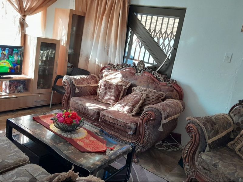 "Family Home by Sir Oppenheimer Park For Sale!" - Photo 8