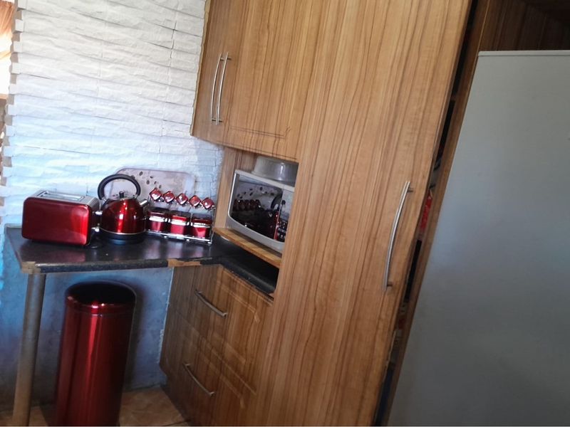 "Family Home by Sir Oppenheimer Park For Sale!" - Photo 3