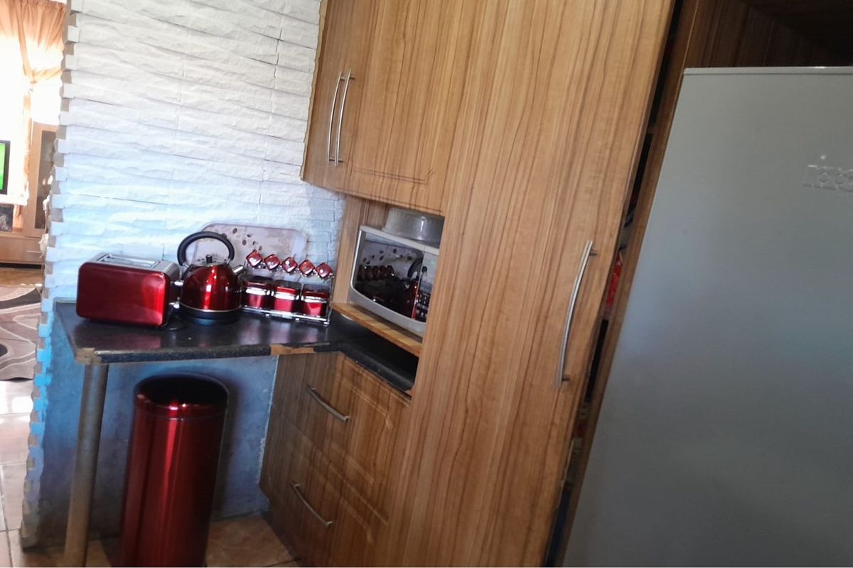 "Family Home by Sir Oppenheimer Park For Sale!" - Photo 3