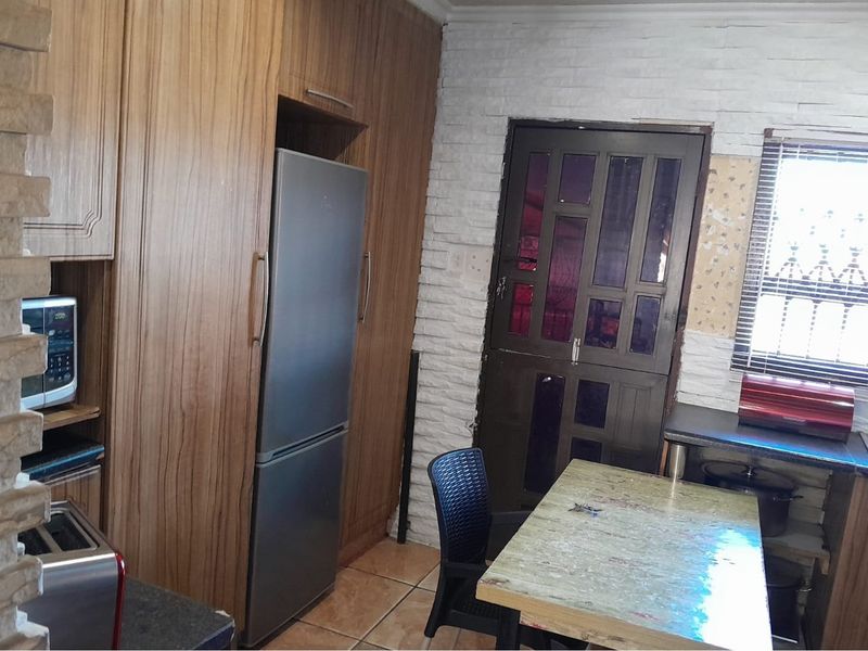 "Family Home by Sir Oppenheimer Park For Sale!" - Photo 5