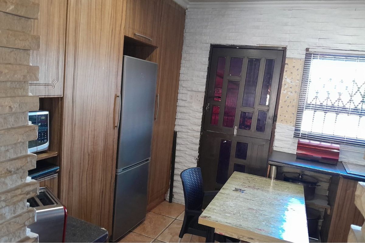 "Family Home by Sir Oppenheimer Park For Sale!" - Photo 5