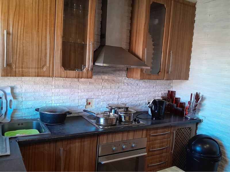 "Family Home by Sir Oppenheimer Park For Sale!" - Photo 4