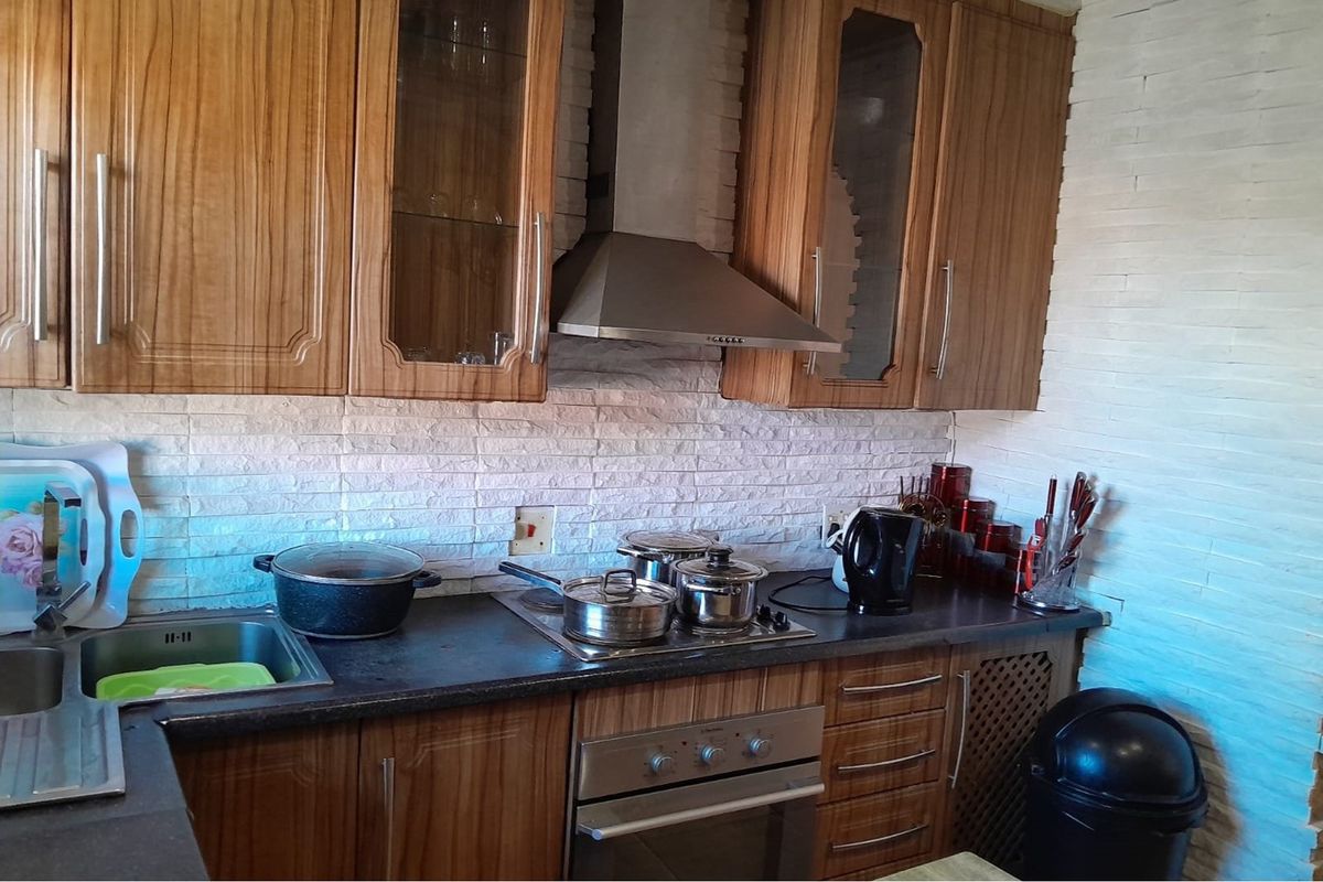 "Family Home by Sir Oppenheimer Park For Sale!" - Photo 4