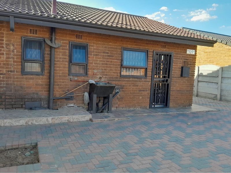 "Family Home by Sir Oppenheimer Park For Sale!" - Photo 2