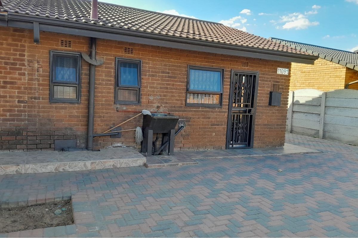 "Family Home by Sir Oppenheimer Park For Sale!" - Photo 2